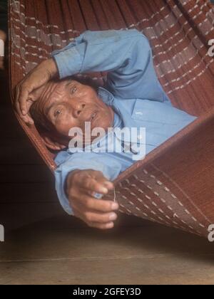 San Pedro, Brésil - septembre 2017 : portrait d'un vieil homme sur un hamac, habitant local de la forêt tropicale amazonienne. Amazonie, Amérique latine Banque D'Images