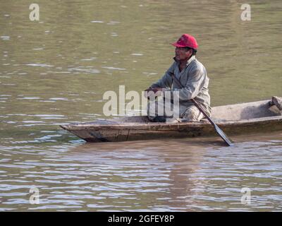 Village Pueblo, Pérou- sept 2017: Portrait d'un homme sur un petit bateau en bois, habitant local de la forêt tropicale amazonienne. Amazonie. Amérique latine Banque D'Images