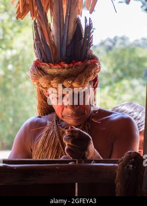 Iquitos, Pérou- 26 septembre 2018 : Portrait de l'Indien aîné de la tribu Yagua dans son costume local. Amérique latine. Yagua, Yahuas. Amazonie. Amérique latine Banque D'Images