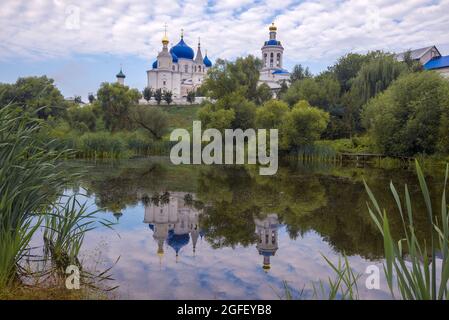 Vue sur les temples du monastère de Saint Bogolyubsky au début du mois d'août. Région de Vladimir, Russie Banque D'Images