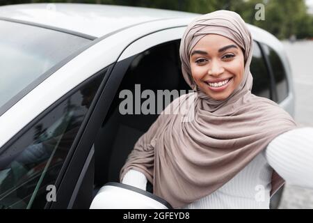 Voiture neuve, achat de véhicule personnel à la concession, leçons de conduite, échange et location de voiture Banque D'Images