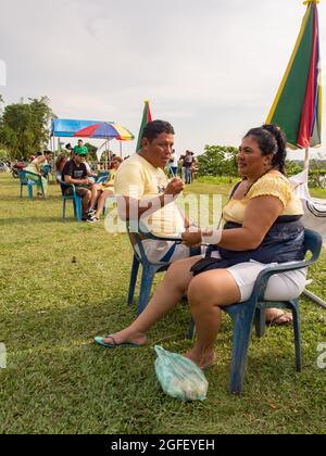 Tabatinga, Brésil- sept 2017: Les gens brésiliens boivent du caipirinha pendant la fête du dimanche dans le club local sur la rive de l'Amazone. Amazonie. Lat Banque D'Images