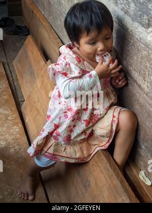 San Pedro. Brésil - septembre 2017 : Portrait d'une fille habitant de la forêt tropicale amazonienne. Vallée de Javari. Amazonie. Amérique latine Banque D'Images