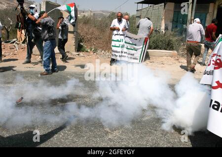 Naplouse, Palestine. 25 août 2021. Un soldat israélien a lancé une grenade à coups de grenade contre les manifestants palestiniens pendant la manifestation. Les Palestiniens protestent contre la construction d'une nouvelle route pour les colons israéliens et appellent également au retrait de l'avant-poste israélien Eviatar près de Beita, au sud de Naplouse, en Cisjordanie. Crédit : SOPA Images Limited/Alamy Live News Banque D'Images