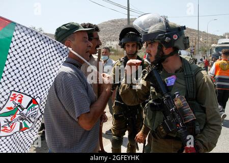 Naplouse, Palestine. 25 août 2021. Les manifestants scandent des slogans tout en affrontant les soldats israéliens pendant la manifestation. Les Palestiniens protestent contre la construction d'une nouvelle route pour les colons israéliens et appellent également à la suppression de l'avant-poste israélien d'Eviatar près de Beita, au sud de Naplouse, en Cisjordanie. Crédit : SOPA Images Limited/Alamy Live News Banque D'Images