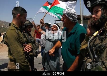 Naplouse, Palestine. 25 août 2021. Les manifestants scandent des slogans tout en affrontant les soldats israéliens pendant la manifestation. Les Palestiniens protestent contre la construction d'une nouvelle route pour les colons israéliens et appellent également à la suppression de l'avant-poste israélien d'Eviatar près de Beita, au sud de Naplouse, en Cisjordanie. (Photo de Nasser Ishtayeh/SOPA Images/Sipa USA) crédit: SIPA USA/Alay Live News Banque D'Images