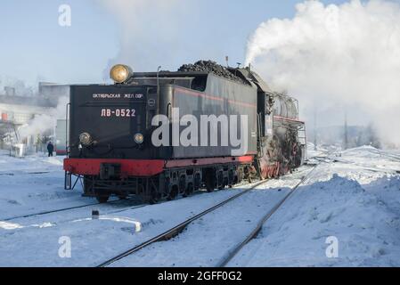 SORTAVALA, RUSSIE - 10 MARS 2021 : locomotive à vapeur de fret de ligne principale soviétique LV-0522 sur les rails de la station de Sortavala, un jour d'hiver