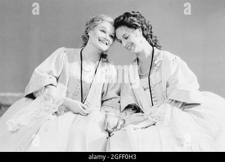 l-r; Karita Mattila (Fiordiligi), Anne Sophie von Otter (Dorabella) à COSI FAN TUTTE par Mozart à l'Opéra Royal, Covent Garden, Londres WC2 12/07/1986 musique: Wolfgang Mozart libretto: Lorenzo Da chef d'orchestre: Gabriele Ferro ensemble design: Henry Bardon costumes: David Walker éclairage: John Amadeus Bundy Directeur: John William Copley Banque D'Images