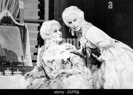 l-r; Karita Mattila (Fiordiligi), Anne Sophie von Otter (Dorabella) à COSI FAN TUTTE par Mozart à l'Opéra Royal, Covent Garden, Londres WC2 12/07/1986 musique: Wolfgang Mozart libretto: Lorenzo Da chef d'orchestre: Gabriele Ferro ensemble design: Henry Bardon costumes: David Walker éclairage: John Amadeus Bundy Directeur: John William Copley Banque D'Images