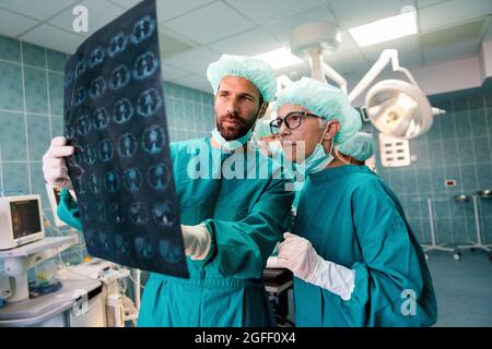 Médecins examinant les images radiologiques du patient pour le diagnostic. Concept de soins de santé, chirurgie, radiologie Banque D'Images