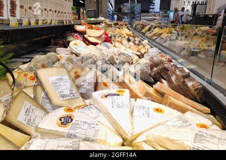 Morlaix, France - août 25 2021 : département fromage dans un supermarché. Banque D'Images