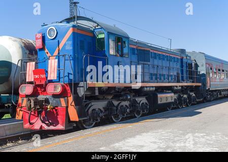 VELIKIE LUKI, RUSSIE - 04 JUILLET 2021: Soviétique / russe shunting diesel locomotive TEM2-7617 gros plan sur une journée ensoleillée d'été. Station Vélikiye Luki Banque D'Images