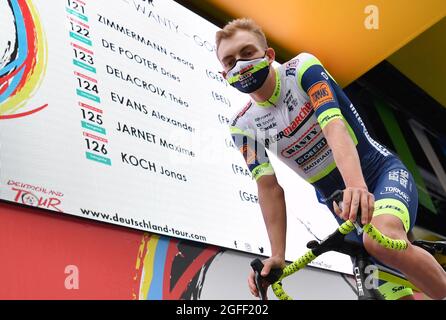 Stralsund, Allemagne. 25 août 2021. Cyclisme : avant le début du Tour d'Allemagne, présentation de l'équipe. Allemand Georg Zimmermann de Team Intermarche-Wanty-Gobert Materiaux sur le podium. Credit: Bernd Thissen/dpa/Alay Live News Banque D'Images