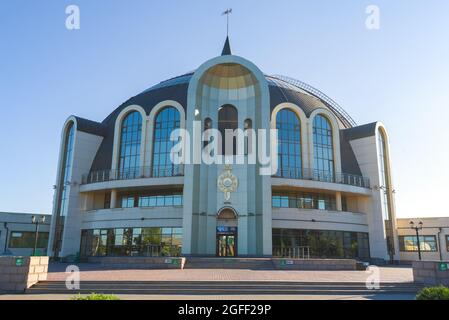 TULA, RUSSIE - 06 JUILLET 2021 : nouveau bâtiment moderne du 'Musée des armes' en gros plan, dans une soirée ensoleillée de juillet Banque D'Images