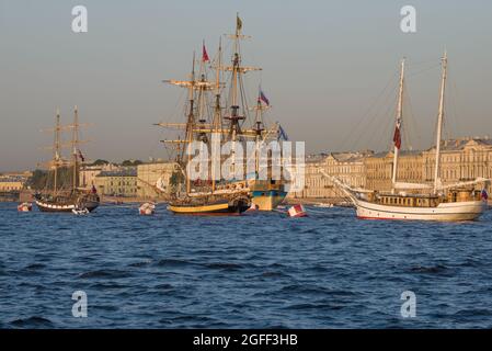 SAINT-PÉTERSBOURG, RUSSIE - 26 JUILLET 2021 : copies d'anciens navires de voile qui ont participé au défilé de la Journée de la Marine sur la Neva en août chaud Banque D'Images