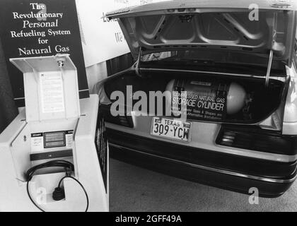 Austin Texas USA, vers 1995 : démonstration du système de ravitaillement en gaz naturel lors d'une conférence sur les carburants de remplacement parrainée par le ministère de la qualité environnementale du Texas. ©Bob Daemmrich Banque D'Images