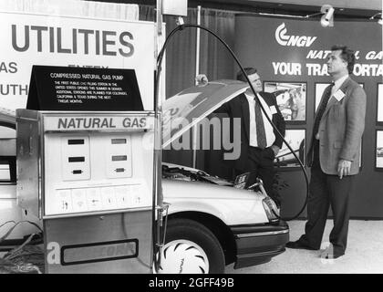 Austin Texas USA, vers 1995 : démonstration du système de ravitaillement en gaz naturel lors d'une conférence sur les carburants de remplacement parrainée par le ministère de la qualité environnementale du Texas. ©Bob Daemmrich Banque D'Images