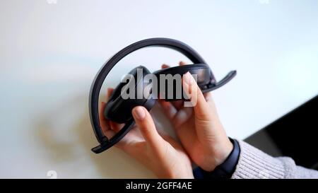 Casque dans les mains d'une femme Banque D'Images