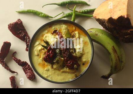 Un plat d'accompagnement à base de yaourt au cumin avec de la banane crue et de l'igname d'éléphant cuit dans une sauce à la noix de coco. Un plat principal d'accompagnement de repas d'Onam appelé communément Ka Banque D'Images