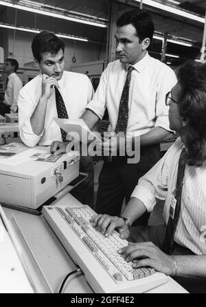 Austin Texas USA, vers 1994: Les travailleurs britanniques d'IBM parlent à leurs homologues américains dans le cadre du programme d'échange d'employés à l'installation informatique d'IBM. ©Bob Daemmrich Banque D'Images