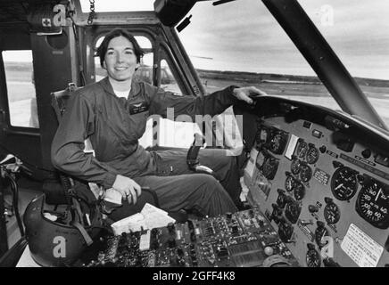 Fort Hood, Texas, États-Unis, vers 1984 : Pat Marler, pilote d'hélicoptère féminin dans l'armée, pose dans un poste de pilotage d'hélicoptère. ©Bob Daemmrich Banque D'Images