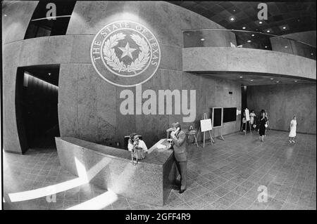 Austin Texas USA, vers 1994 : réception dans le hall du bâtiment William B. Travis, dans le centre-ville de Capitol Complex. ©Bob Daemmrich Banque D'Images