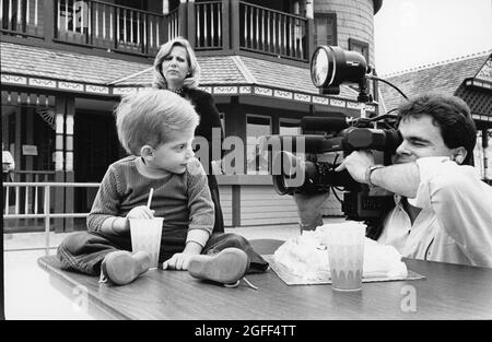 Austin Texas USA, vers 1991: L'enfant d'affiche handicapé pour la charité locale pose pour le caméraman de nouvelles TV à la conférence de presse. ©Bob Daemmrich Banque D'Images