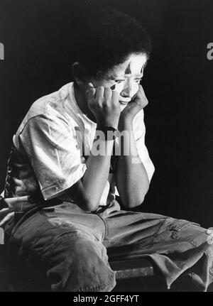 Austin Texas USA, vers 1994: L'élève du milieu scolaire portant la peinture du visage répète son rôle comme mime dans la production de théâtre scolaire. ©Bob Daemmrich Banque D'Images