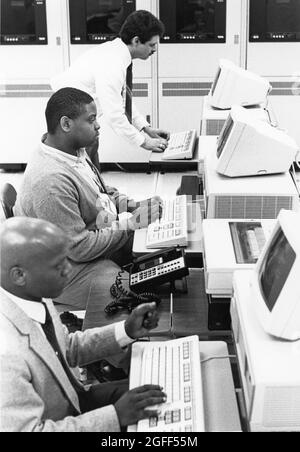 Austin Texas USA, 1990 : le superviseur travaille sur un terminal informatique devant les ordinateurs centraux au centre régional de traitement des données du recensement des États-Unis. ©Bob Daemmrich Banque D'Images