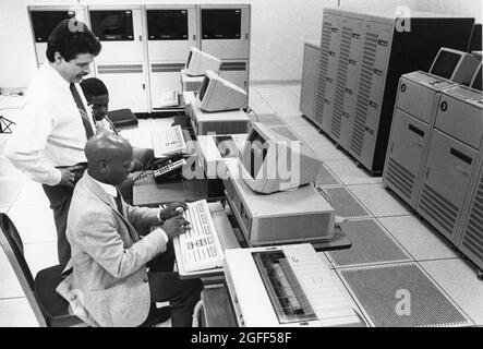 Austin Texas USA, 1990 : le superviseur travaille sur un terminal informatique devant les ordinateurs centraux au centre régional de traitement des données du recensement des États-Unis. ©Bob Daemmrich Banque D'Images