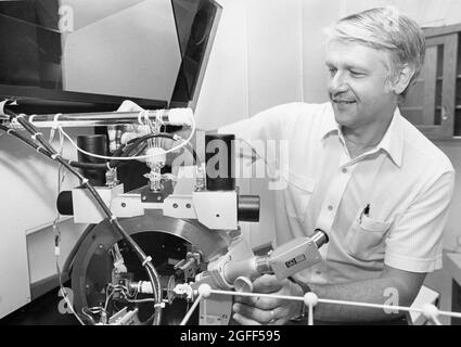 Austin Texas USA, vers 1988: Un professeur de l'Université du Texas ajuste le spectrographe dans son laboratoire. ©Bob Daemmrich Banque D'Images