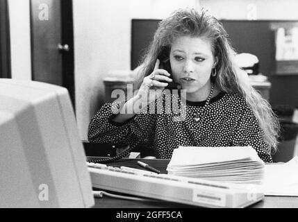 Austin Texas 1990: Un commis de saisie de données parle au téléphone au centre de traitement régional du recensement des États-Unis. ©Bob Daemmrich Banque D'Images