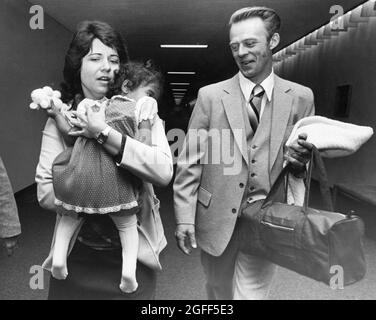 Austin Texas USA, vers 1984: Une femme et un homme non identifiés apportent leur bébé adopté dans la rampe d'aéroport après avoir terminé l'adoption de l'étranger. L'enfant est originaire de l'Inde, parents adoptifs du Texas. ©Bob Daemmrich Banque D'Images