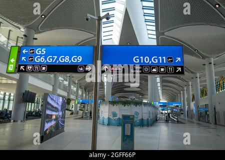 Arnavutkoy, Istanbul, Turquie - 03.08.2021: Tableaux montrant les portes et les salons de l'aéroport d'Istanbul pour les passagers Banque D'Images