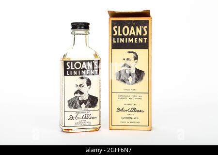 Vintage Sloann's liniment muscle douleur remède pommade utilisé pour traiter des maux tels que les foulures, les entorses, le mal de dos et la sciatique Banque D'Images