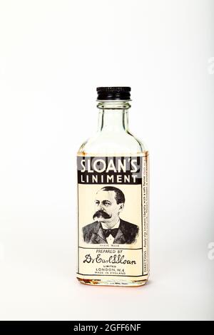 Vintage Sloann's liniment muscle douleur remède pommade utilisé pour traiter des maux tels que les foulures, les entorses, le mal de dos et la sciatique Banque D'Images