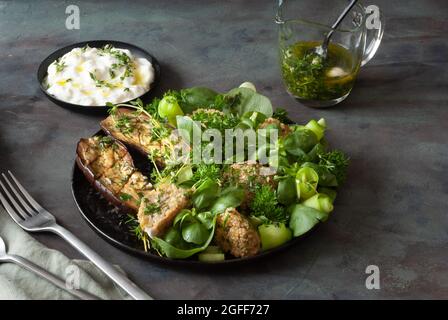 Aggplant grillé avec salade au falafel de quinoa Banque D'Images