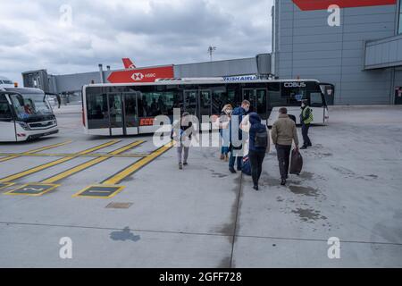 Arnavutkoy, Istanbul, Turquie - 03.11.2021: Beaucoup de passagers avec masque marchant pour se rendre à l'aéroport bus navettes de service au sol après l'atterrissage dans IST Banque D'Images
