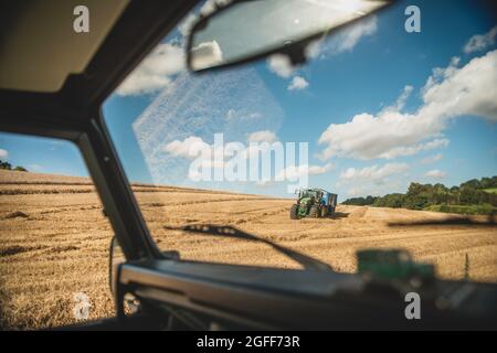 Canterbury, Kent, Royaume-Uni. 25 août 2021. Une moissonneuse-batteuse récolte du blé sous un ciel ensoleillé, près de Canterbury, dans la campagne du Kent. Crédit : Kevin Bennett/Alay Live News Banque D'Images