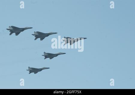 Avion de la Force aérienne indienne MIG 27 volant en formation de flèche lors d'une exposition au-dessus de New Delhi. Photo: Sondeep Shankar Banque D'Images