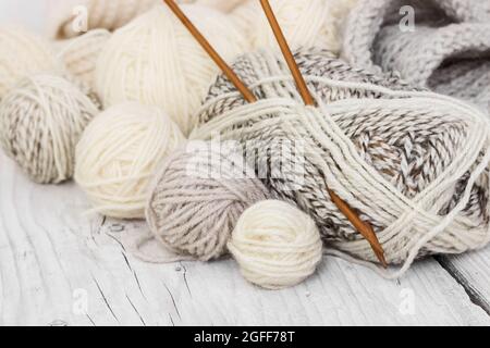 Skeins de fils de laine et aiguilles de tricotage de bambou sur un fond en bois Banque D'Images
