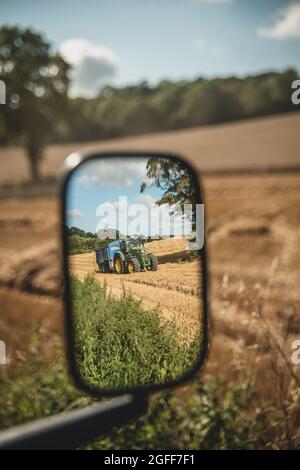 Canterbury, Kent, Royaume-Uni. 25 août 2021. Une moissonneuse-batteuse récolte du blé sous un ciel ensoleillé, près de Canterbury, dans la campagne du Kent. Crédit : Kevin Bennett/Alay Live News Banque D'Images