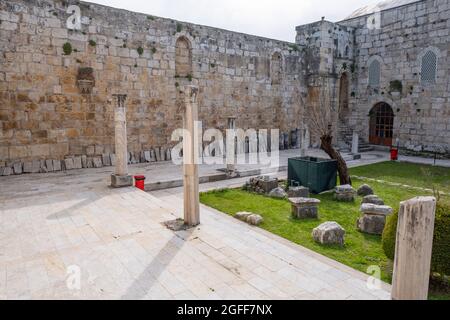 Selcuk, Izmir, Turquie - 03.09.2021: Vue intérieure de la cour de la mosquée ISA Bey construite en 1375 décorée avec un mélange d'architecture islamique chrétienne Banque D'Images