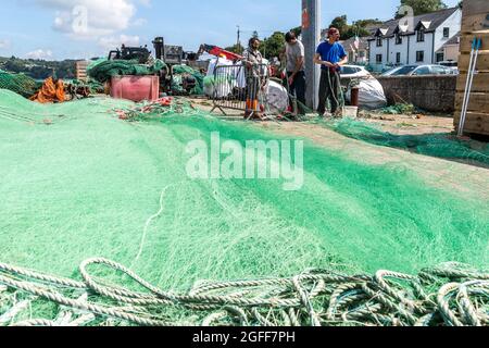 Union Hall, West Cork, Irlande. 25 août 2021. Lors d'une journée chaude et ensoleillée à Union Hall, les pêcheurs du chalutier 'Caareen' mettent des filets en préparation pour leur prochaine sortie de pêche. Crédit : AG News/Alay Live News Banque D'Images