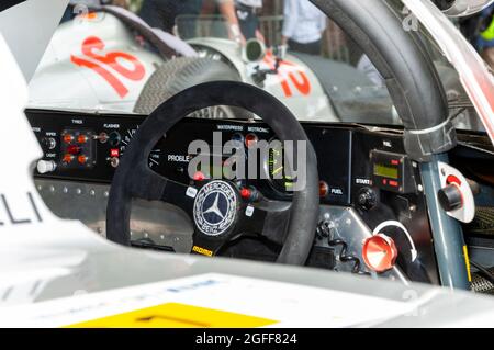 À l'intérieur du cockpit d'une Mercedes Benz C11 Groupe C prototype de voiture de course d'endurance construite par Sauber. Volant, commutateurs, lectures Banque D'Images