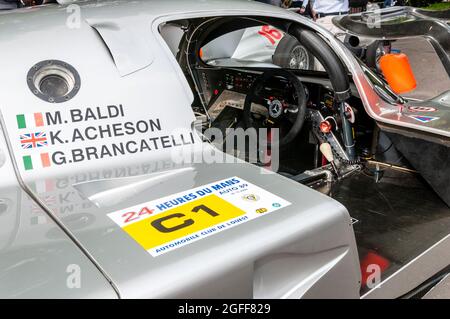 À l'intérieur du cockpit d'une Mercedes Benz C11 Groupe C prototype de voiture de course d'endurance construite par Sauber. Volant, commutateurs, lectures Banque D'Images