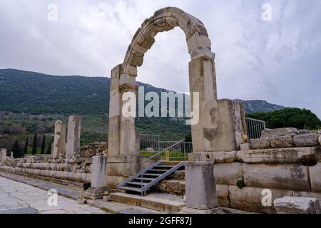 Selcuk, Izmir, Turquie - 03.09.2021: Porte de l'Agora commercial et place du marché pour le commerce des marchandises et des esclaves dans les ruines d'Ephèse, ancien historique romain A. Banque D'Images