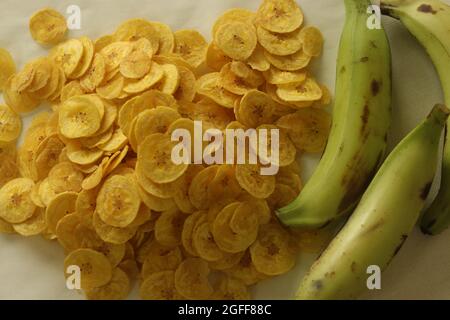 Croustilles de banane frites faites en friture sous des tranches de banane mûres. Un article principal de repas végétariens Onam appelé ethakka uli. Prise de vue sur b blanc Banque D'Images