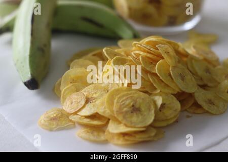 Croustilles de banane frites faites en friture sous des tranches de banane mûres. Un article principal de repas végétariens Onam appelé ethakka uli. Prise de vue sur b blanc Banque D'Images