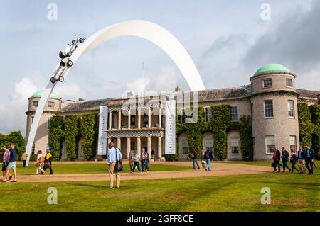 La sculpture du festival Goodwood de vitesse 2014 couvre l'histoire de Mercedes. Sculpture centrale de Gerry Judah Banque D'Images